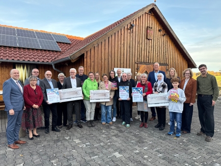 Landrat Christoph Rüther ehrt Marianne Kluge aus Büren-Barkhausen, die Bürgerhilfe Büren e.V. und das Netzwerk Typisch.Paderbörnsch 